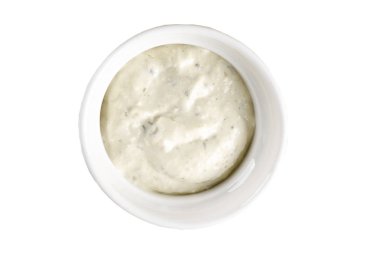 Beyaz zemin üzerinde bir kasede Tzatziki sos. En çeşitli soslar collection.