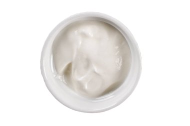 Beyaz zemin üzerinde bir kasede ekşi krema sosu. En çeşitli soslar collection.