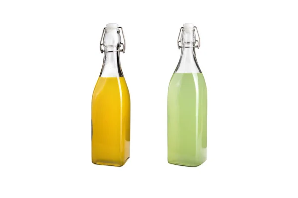 Dos botellas de limonada fresca sobre un fondo blanco. Aislado . — Foto de Stock