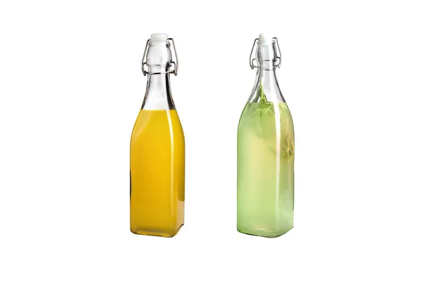 Dwie butelki świeżą lemoniadę na białym tle. Na białym tle. — Zdjęcie stockowe