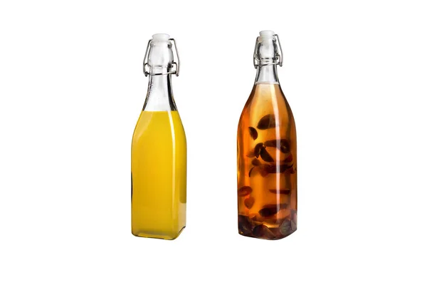 Deux bouteilles de limonade fraîche sur fond blanc. Isolé . — Photo