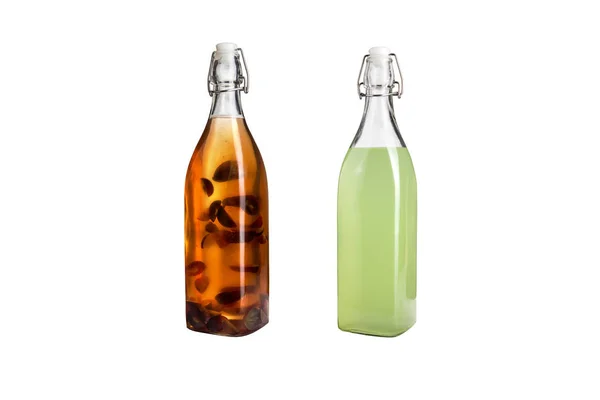 Дві пляшки свіжого лимонаду на білому тлі. Ізольовані . — стокове фото