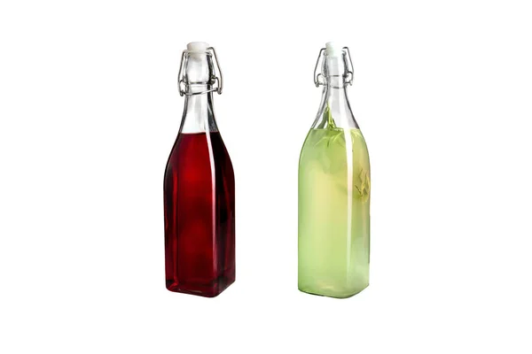 Δύο μπουκάλια φρέσκια λεμονάδα σε λευκό φόντο. Απομονωμένη. — Φωτογραφία Αρχείου