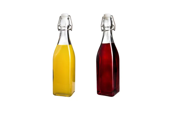 Dos botellas de limonada fresca sobre un fondo blanco. Aislado . — Foto de Stock