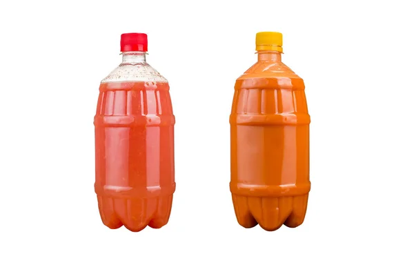 Дві пластикові пляшки з барвистими натуральними соками. Ізольовані . — стокове фото
