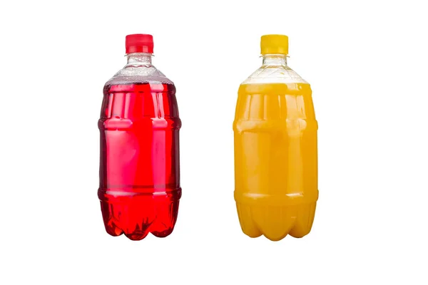 Dos botellas de plástico con jugos naturales de colores. Aislado . — Foto de Stock