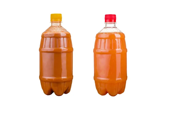 Dwie butelki plastikowe kolorowe soki naturalne. Na białym tle. — Zdjęcie stockowe