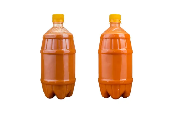Dos botellas de plástico con jugos naturales de colores. Aislado . — Foto de Stock