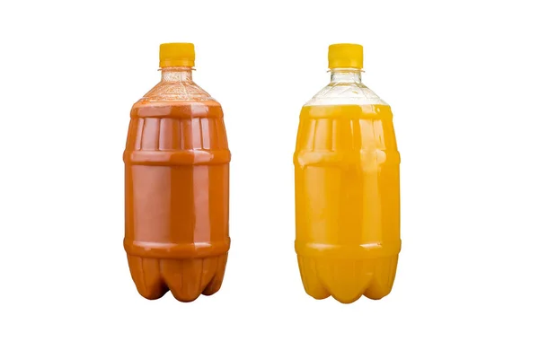 Deux bouteilles en plastique avec des jus naturels colorés. Isolé . — Photo
