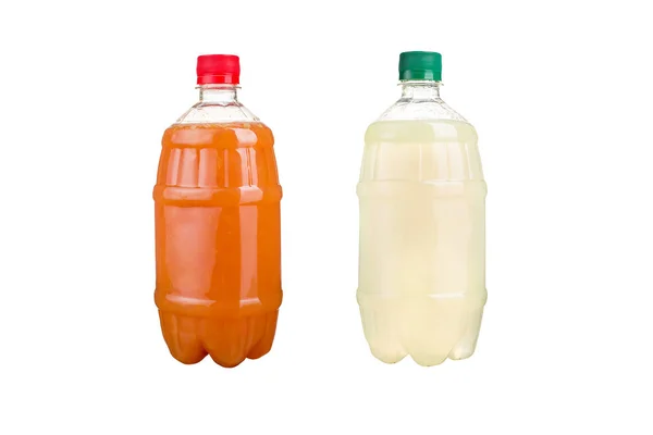 Dos botellas de plástico con jugos naturales de colores. Aislado . — Foto de Stock