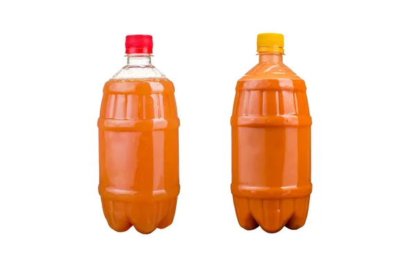 Dos botellas de plástico con jugos naturales de colores. Aislado . — Foto de Stock