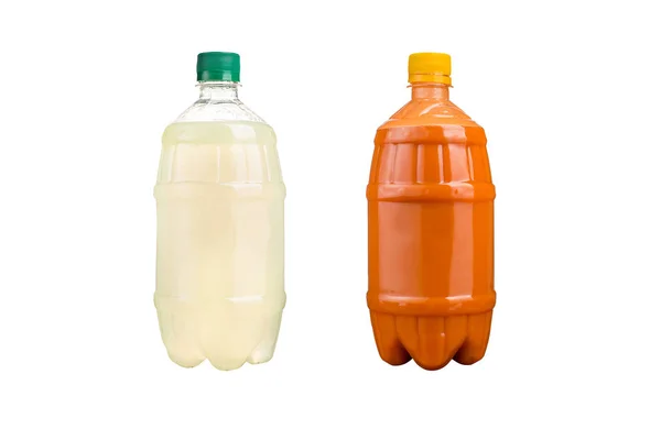 Dos botellas de plástico con jugos naturales de colores. Aislado . — Foto de Stock