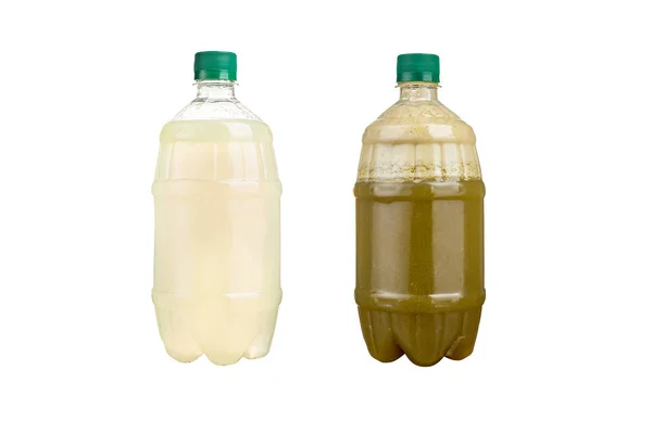 Dos botellas de plástico con jugos naturales de colores. Aislado . — Foto de Stock