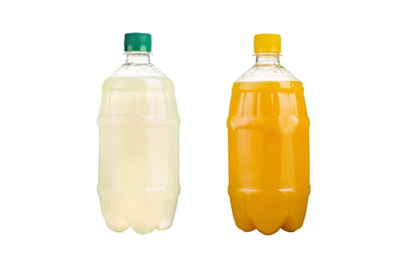 Dos botellas de plástico con jugos naturales de colores. Aislado . — Foto de Stock