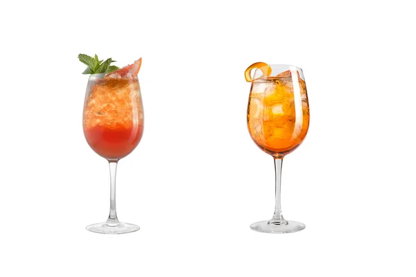 Alkohol cocktail med mint, frukt och bär på en vit bakgrund. En uppsättning av två drinkar i glas bägare på en lång ben. — Stockfoto