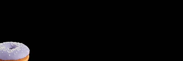 Appetitliche Donut mit Geschmack von Waldbeeren auf schwarzem Hintergrund. Vereinzelt. Banner. — Stockfoto