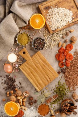 Kuruyemiş hububat baharat ve kuruyemiş organik sağlıklı aperatifler dokusal arka plan üzerinde. Sağlıklı beslenme kavramı. Paskalya ürünleri. Ahşap dekoratif tahtası metnin altına bir yer. Kopya alanı.