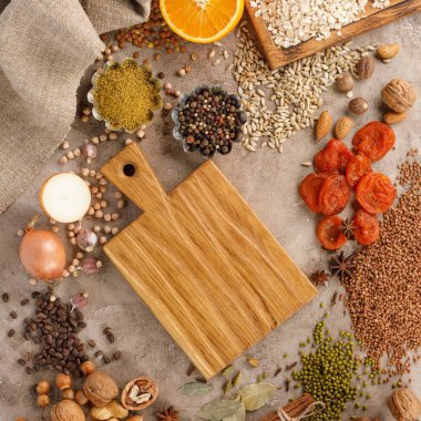 Kuruyemiş hububat baharat ve kuruyemiş organik sağlıklı aperatifler dokusal arka plan üzerinde. Sağlıklı beslenme kavramı. Paskalya ürünleri. Ahşap dekoratif tahtası metnin altına bir yer. Kopya alanı.