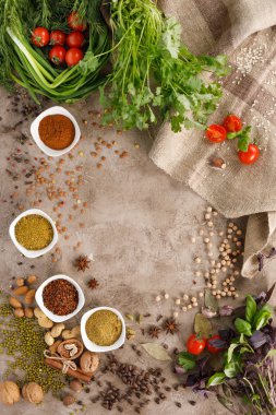 Taze yeşillik ve domates tahıl baharat ve fındık organik sağlıklı atıştırmalıklar bir doku arka planda. Sağlıklı yeme kavramı. Yağsız gıdalar. Boşluk Kopyala.