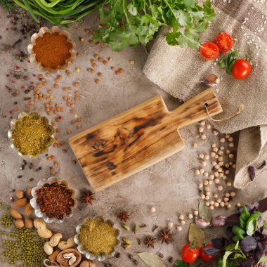 Taze yeşillik ve domates baharatlar tahıl ve fındık organik sağlıklı atıştırmalıklar bir doku arka planda. Sağlıklı gıda kavramı. Dekoratif tahta. Metnin altındaki çerçeve.