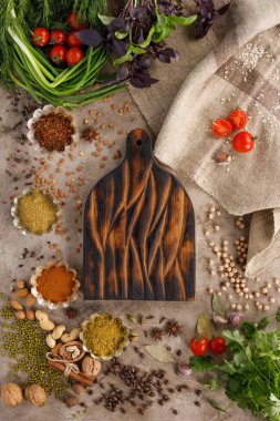 Taze yeşillik ve domates baharatlar tahıl ve fındık organik sağlıklı atıştırmalıklar bir doku arka planda. Sağlıklı gıda kavramı. Dekoratif tahta. Metnin altındaki çerçeve.