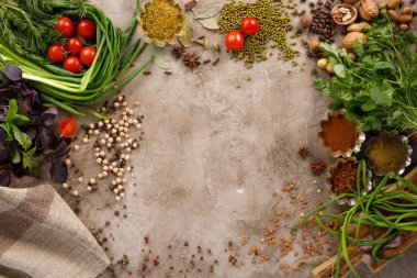 Taze yeşillik ve domates tahıl baharat ve fındık organik sağlıklı atıştırmalıklar bir doku arka planda. Sağlıklı yeme kavramı. Yağsız gıdalar. Boşluk Kopyala.