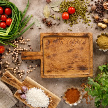 Taze yeşillik ve domates baharatlar tahıl ve fındık organik sağlıklı atıştırmalıklar bir doku arka planda. Sağlıklı gıda kavramı. Dekoratif tahta. Metnin altındaki çerçeve.