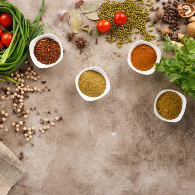 Taze yeşillik ve domates tahıl baharat ve fındık organik sağlıklı atıştırmalıklar bir doku arka planda. Sağlıklı yeme kavramı. Yağsız gıdalar. Boşluk Kopyala.