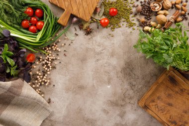 Taze yeşillik ve domates tahıl baharat ve fındık organik sağlıklı atıştırmalıklar bir doku arka planda. Sağlıklı yeme kavramı. Yağsız gıdalar. Boşluk Kopyala.