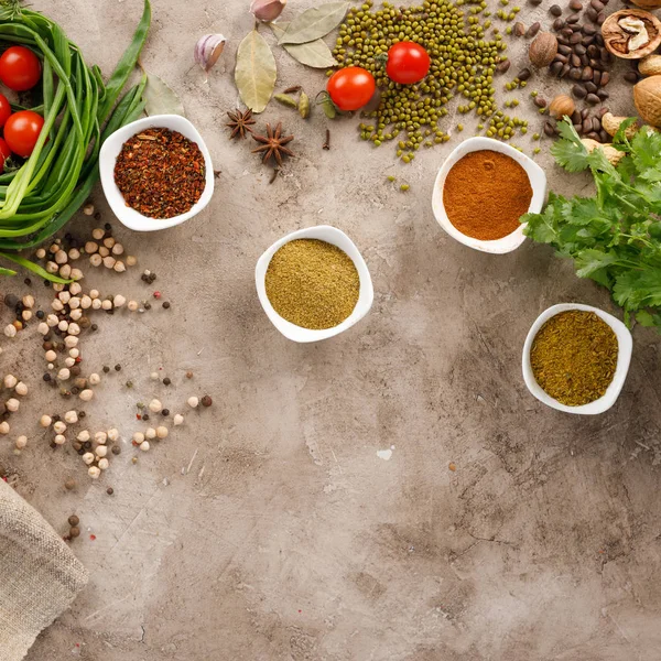 Taze yeşillik ve domates tahıl baharat ve fındık organik sağlıklı atıştırmalıklar bir doku arka planda. Sağlıklı yeme kavramı. Yağsız gıdalar. Boşluk Kopyala.