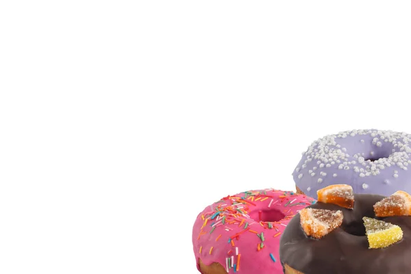 Различные яркие вкусные пончики на белом фоне. Место под текстом. Разнообразие . — стоковое фото