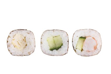 Beyaz arka planda izole suşi ruloları. Koleksiyon. Suşi rulo ile lezzetli Japon yemekleri yakın çekim.