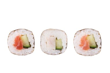 Beyaz arka planda izole suşi ruloları. Koleksiyon. Suşi rulo ile lezzetli Japon yemekleri yakın çekim.