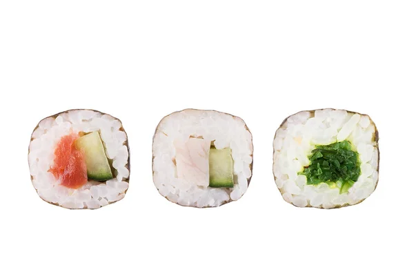 ม้วนซูชิแยกกันบนพื้นหลังสีขาว คอลเลกชัน อาหารญี่ปุ่นอร่อยๆ กับซูชิโรล . — ภาพถ่ายสต็อก