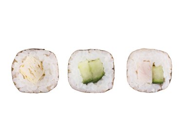 Beyaz arka planda izole suşi ruloları. Koleksiyon. Suşi rulo ile lezzetli Japon yemekleri yakın çekim.
