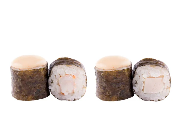 Sushi gulung klasik. Sushi dengan latar belakang putih. sushi seafood Jepang, menggulung latar belakang putih. Close-up . — Stok Foto