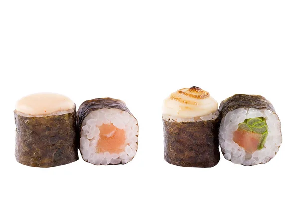 Um clássico rolo de sushi. Sushi no fundo branco. Sushi de frutos do mar japonês, rolar um fundo branco. Close-up . — Fotografia de Stock