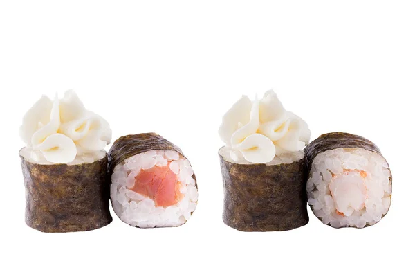 Sushi gulung klasik. Sushi dengan latar belakang putih. sushi seafood Jepang, menggulung latar belakang putih. Close-up . — Stok Foto