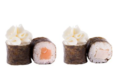 Klasik suşi rulosu. Beyaz arka planda suşi. Japon deniz ürünleri suşi , beyaz bir arka plan rulo. Close.