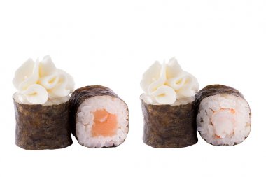 Klasik suşi rulosu. Beyaz arka planda suşi. Japon deniz ürünleri suşi , beyaz bir arka plan rulo. Close.