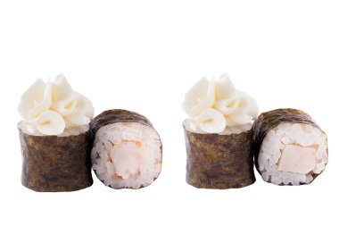 Klasik suşi rulosu. Beyaz arka planda suşi. Japon deniz ürünleri suşi , beyaz bir arka plan rulo. Close.