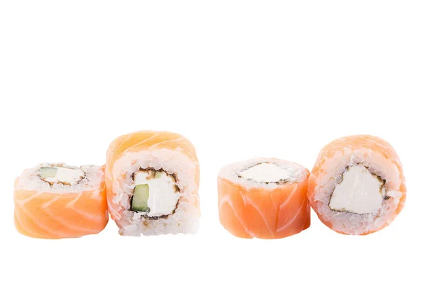 Sushi classico su sfondo bianco. Sushi di pesce giapponese, rotoli uno sfondo bianco. Primo piano . — Foto Stock