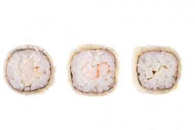 Beyaz arka planda klasik suşi. Japon deniz ürünleri suşi , beyaz bir arka plan rulo. Close.