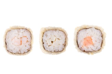 Beyaz arka planda klasik suşi. Japon deniz ürünleri suşi , beyaz bir arka plan rulo. Close.