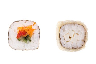 Beyaz arka planda klasik suşi. Japon deniz ürünleri suşi , beyaz bir arka plan rulo. Close.