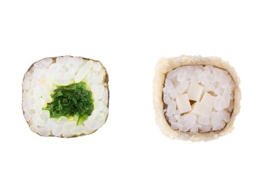 Beyaz arka planda klasik suşi. Japon deniz ürünleri suşi , beyaz bir arka plan rulo. Close.