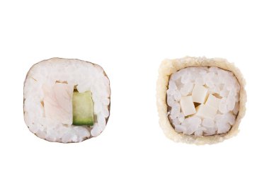 Beyaz arka planda klasik suşi. Japon deniz ürünleri suşi , beyaz bir arka plan rulo. Close.