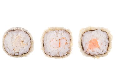 Beyaz arka planda klasik suşi. Japon deniz ürünleri suşi , beyaz bir arka plan rulo. Close.