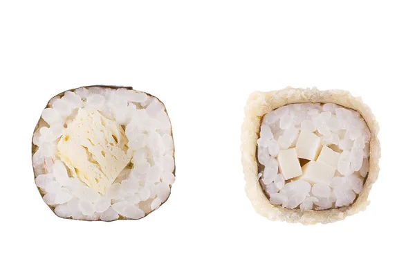 흰색 배경에 고전적인 초밥입니다. 일본 해산물 초밥, 흰색 배경을 굴려. 클로즈업. — 스톡 사진