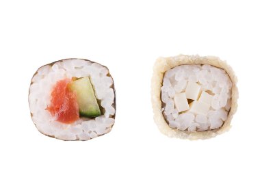 Beyaz arka planda klasik suşi. Japon deniz ürünleri suşi , beyaz bir arka plan rulo. Close.